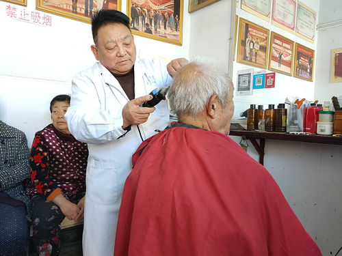 理发店36年只收1元不涨价,73岁理发师傅称 为人民服务